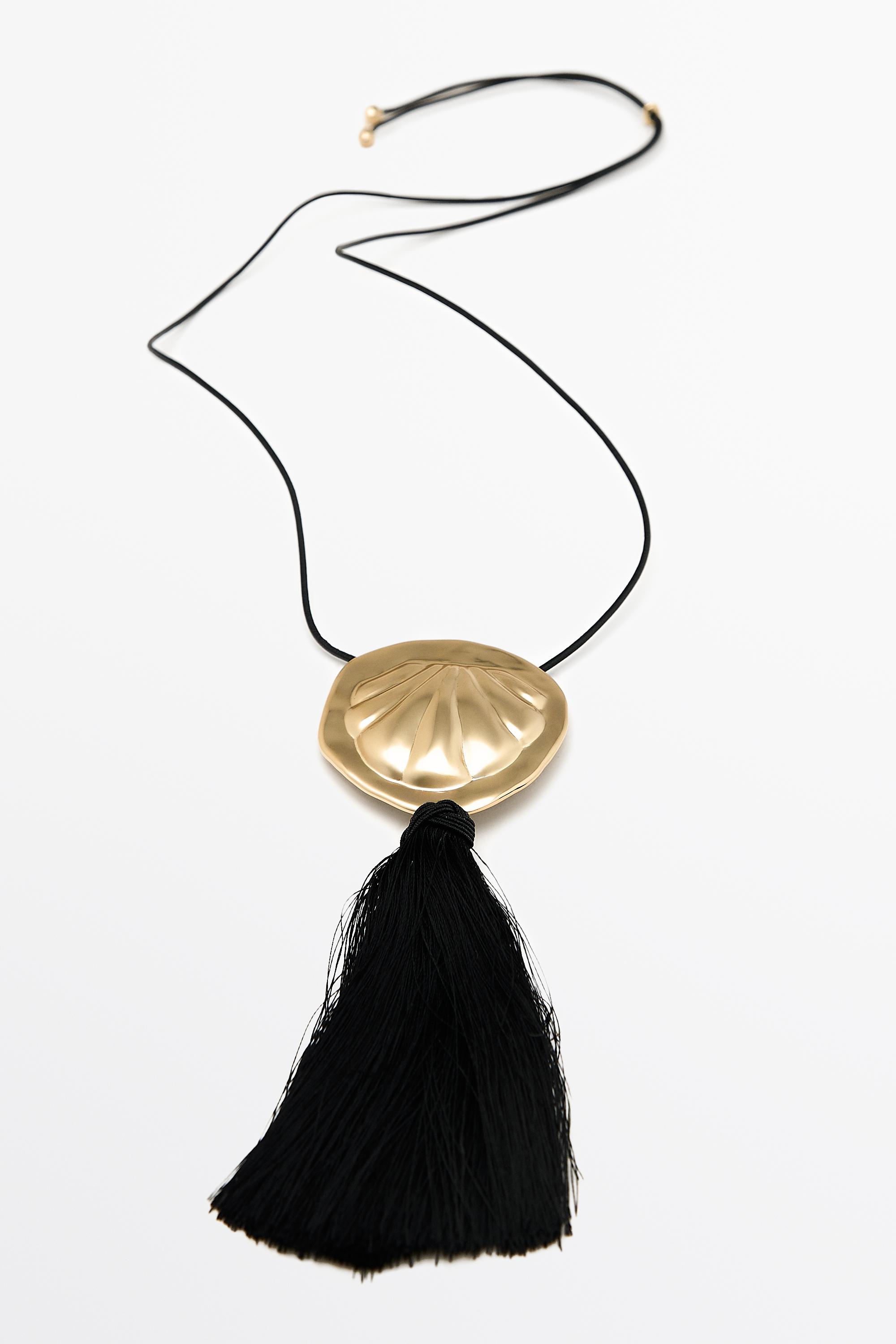 Collier avec pendentif coquillage et pompon